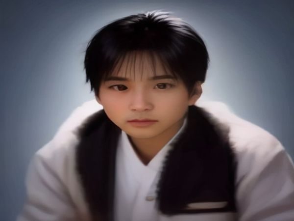 专业知识手册与笔记本摆放在简约书桌上，代表捆绑调教sm知识体系的系统学习与理性探索，暖光柔和